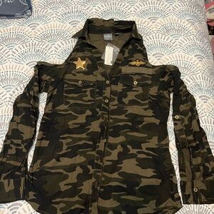 Women’s New York & Company Soho Camouflage Cold Shoulder Top